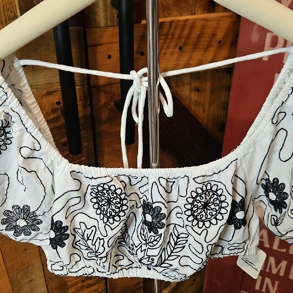 306 Free People White Crop Top with Black Floral Embroidery - Picture 3 of 9